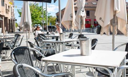El Ayuntamiento facilita papeleras a bares y restaurantes del casco para colocar en sus terrazas de cara a las fiestas