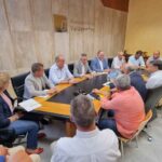 El alcalde y consejero de Agricultura se reúne con los agricultores para trabajar en la DO Valdepeñas