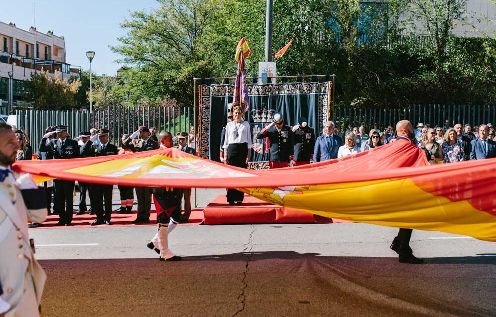 Cientos de vecinos de Pozuelo acudieron a celebrar este domingo el homenaje a la Bandera de España