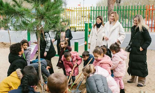 El Ayuntamiento planta 30 árboles en los colegios Infanta Elena y Pinar Prados de Torrejón