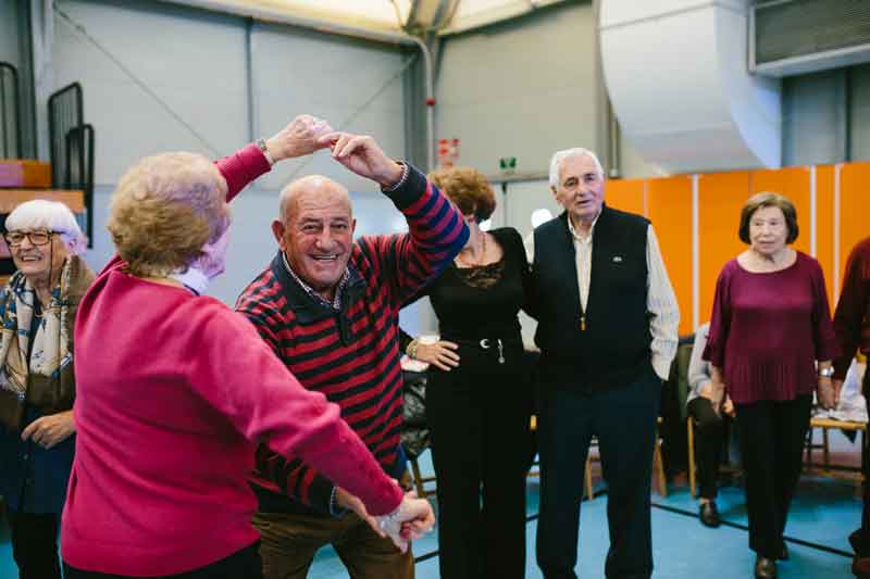 Los mayores de Pozuelo celebran San Valentín con una fiesta intergeneracional con baile, bingo y chocolate con churros