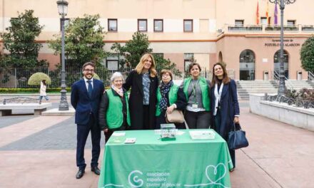 La alcaldesa visita la mesa de la Asociación Española contra el Cáncer Pozuelo en el Día Internacional del Cáncer Infantil