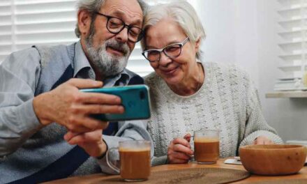 Estudiantes del IES Máximo Trueba impartirán un curso de manejo de móvil para personas mayores