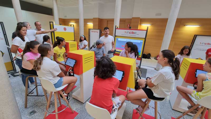 #ExperienciaINCIBE en Valdepeñas muestra a niños y adultos las amenazas de internet