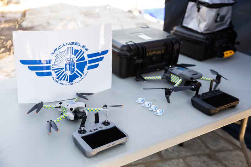 La Policía Municipal de Pozuelo mejora sus medios con una unidad de drones y nuevas pistolas taser