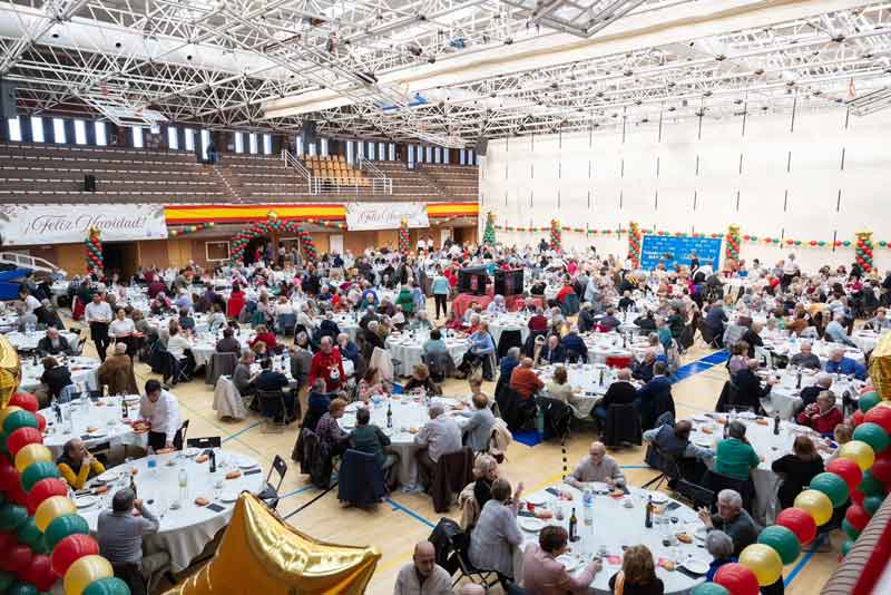 Los mayores de Pozuelo celebran la Navidad con una comida y tarde de baile en el polideportivo El Torreón