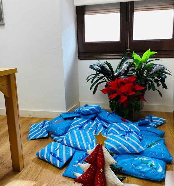 Treinta menores de la localidad reciben a través de Servicios Sociales ropa deportiva