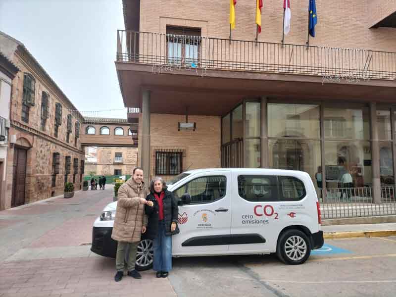 La empresa Manzanaro Corrales dona al Ayuntamiento un vehículo adaptado destinado al servicio de Taxi en el Centro de Mayores
