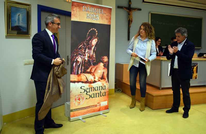 La imagen ‘En tus brazos madre’, de Alicia Molina Aguirre, portada de la guía de Semana Santa de Daimiel 2025