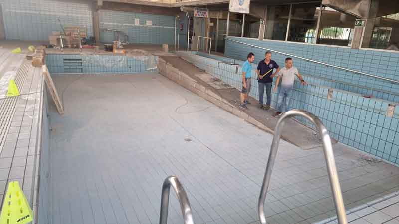 La piscina cubierta de Los Llanos de Valdepeñas mejora la accesibilidad de su vaso pequeño