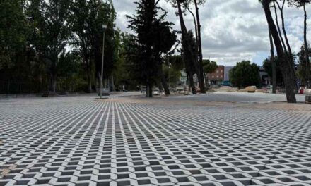 El Ayuntamiento mejora el firme del aparcamiento de Prados de Torrejón para facilitar su accesibilidad