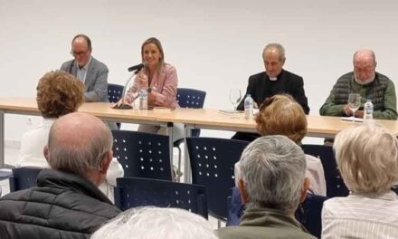 La Confianza acoge la presentación del libro del sacerdote valdepeñero Juan Moya