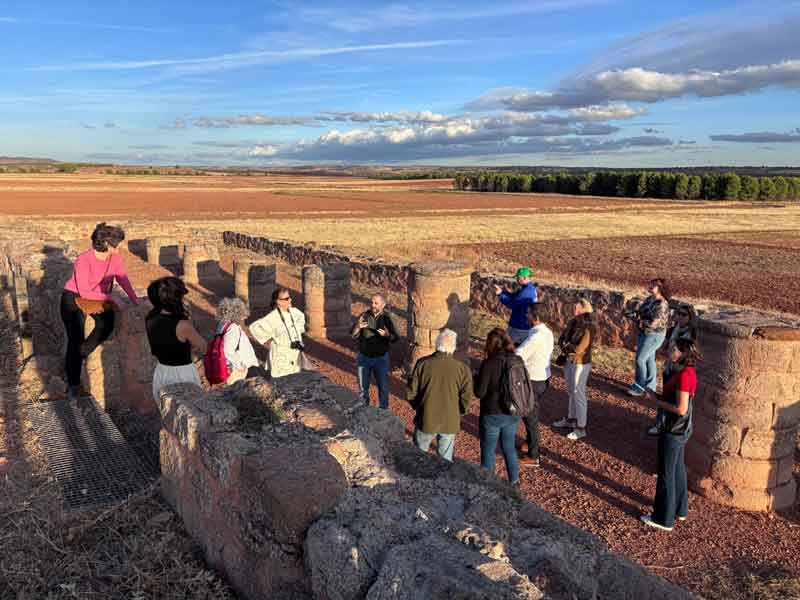 Los creadores de contenido de Sabor Quijote descubren el patrimonio arqueológico de Villanueva de los Infantes