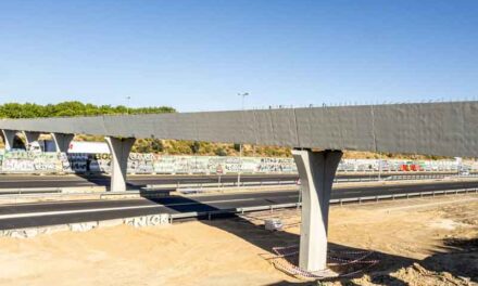 Canal de Isabel II construye una nueva pasarela peatonal sobre la M-50