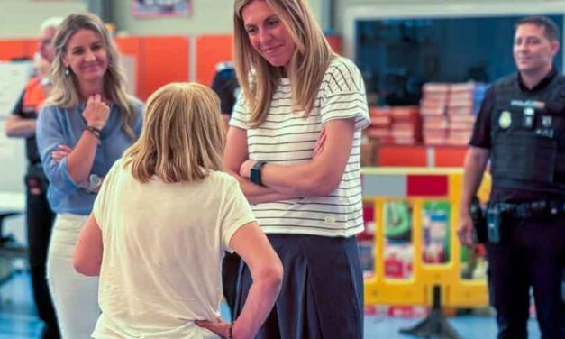 La alcaldesa visita a los evacuados en Pozuelo por los incendios