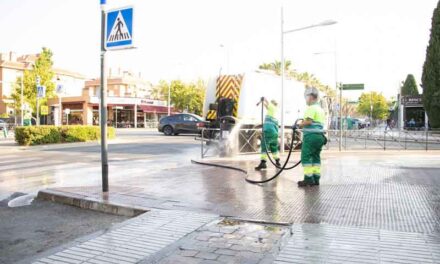 Continúan las limpiezas especiales de verano en la avenida Infante D. Luis