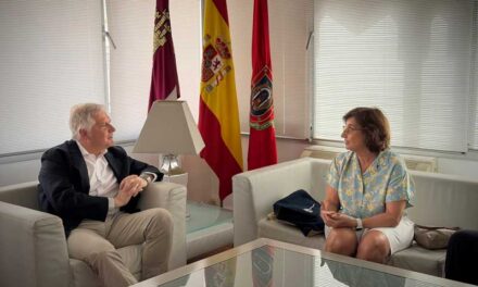 Cañizares recibe en el Ayuntamiento a la investigadora y académica ciudadrealeña Gloria Platero