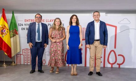La presidenta de la Comunidad de Madrid entrega las primeras llaves del Plan Vive en Boadilla