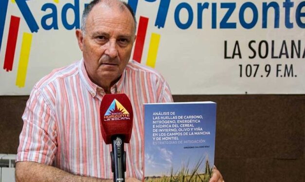 Gregorio Salcedo defiende una agricultura más rentable y sostenible en su nuevo libro sobre la huella ambiental
