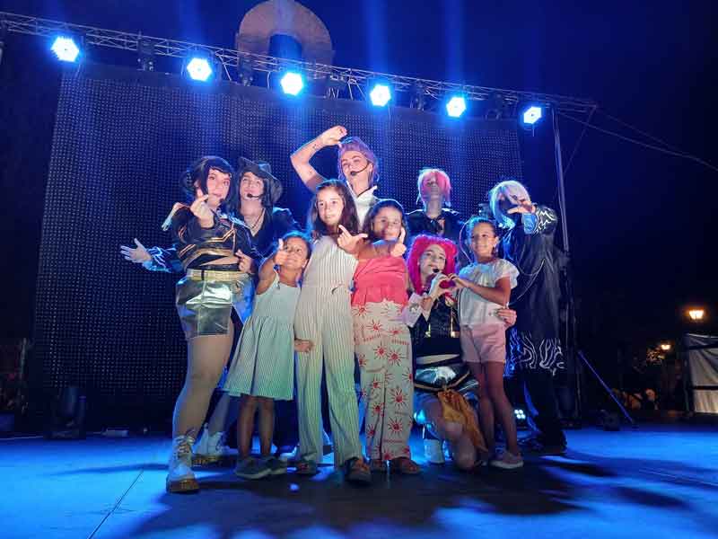 Pequeños y mayores se lo pasan en grande en Villanueva de los Infantes con el concierto de las Guerreras K-POP