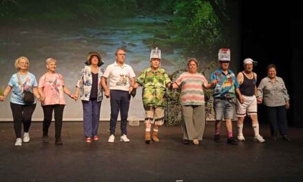 Valdepeñas conmemora el Día Internacional de las Personas de Edad con teatro, un desfile de moda y un reconocimiento a María Sánchez Díaz