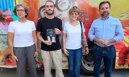 El autor e ilustrador alcazareño Ismael Muñoz presenta en el Bus Cultural su primer libro infantil “Lía y las criaturas invisibles”