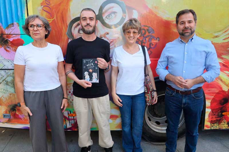 El autor e ilustrador alcazareño Ismael Muñoz presenta en el Bus Cultural su primer libro infantil “Lía y las criaturas invisibles”