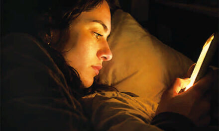 Ni luz cálida…, el uso del móvil antes de dormir afecta al sueño